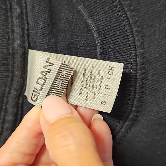 2 men on bended knee graphic tee black short sleeve UNISEX Small EUC - Picture 6 of 8